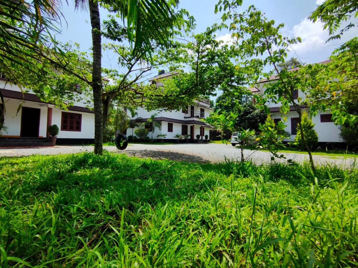 Three Roots Holiday Home Resort Султан-Батері Екстер'єр фото